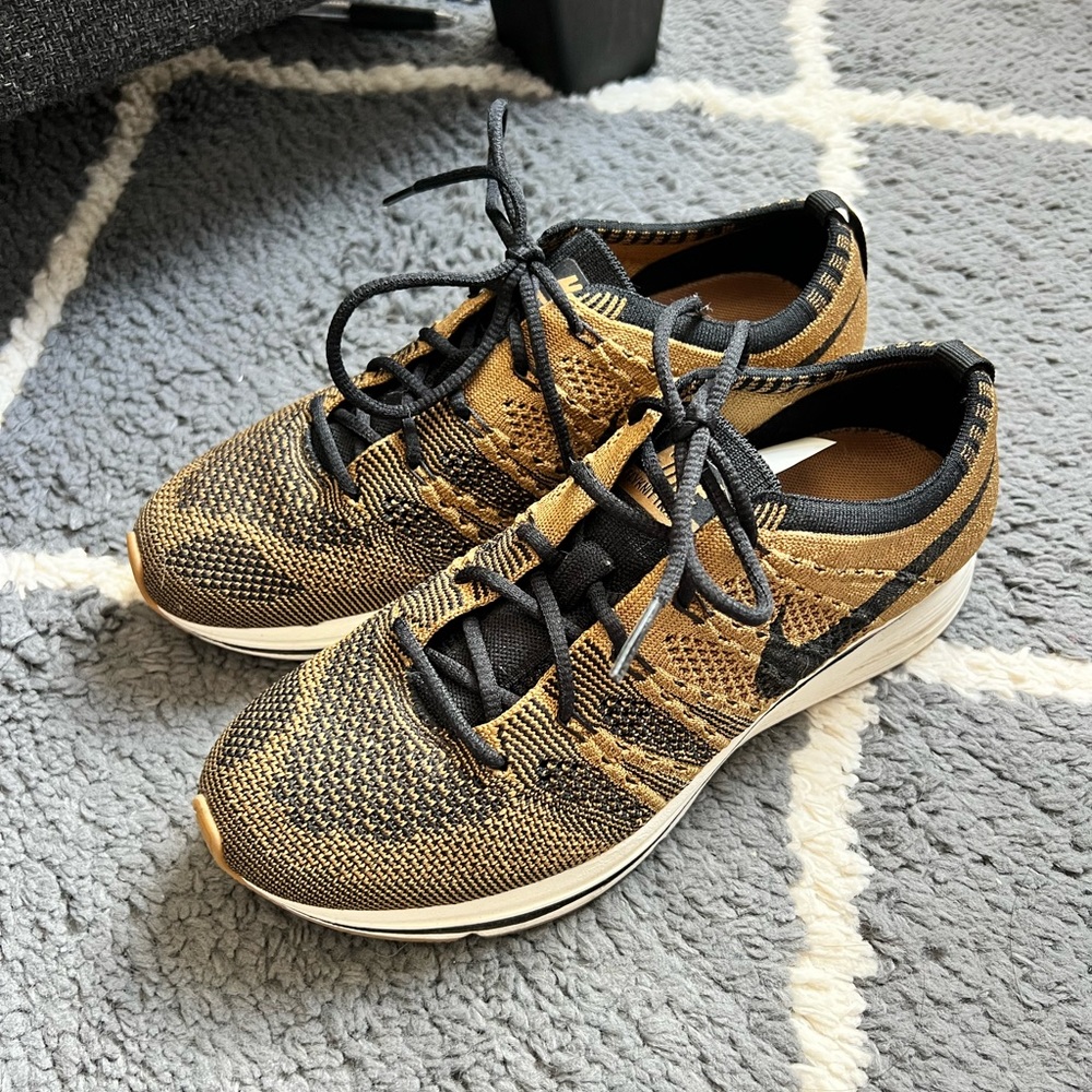 Nike Flyknit Trainer size 4y / 5.5womens